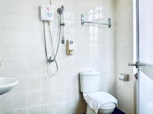 新加坡爱芬达酒店的带淋浴、卫生间和盥洗盆的浴室