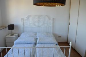 阿布斯贝格Gemütliches Apartment am Brombachsee mit Seeblick.的卧室内的一张带两个枕头的床