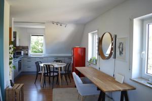 阿布斯贝格Gemütliches Apartment am Brombachsee mit Seeblick.的厨房配有桌椅和红色冰箱。