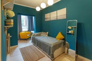 杜伊斯堡Huge apartment with Sauna and free parking的一间卧室设有一张床和蓝色的墙壁