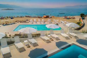 诺维·维诺多尔斯基Aminess Lišanj Family Hotel的享有带椅子和遮阳伞的游泳池的上方景致