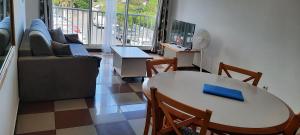 拉萨尔勒班Le Tournesol的客厅配有桌子和沙发