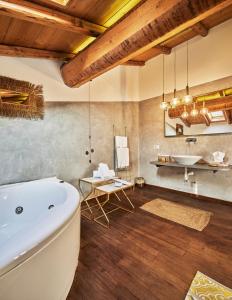 科莫米兰多拉科尔尼拉农家乐的浴室配有白色浴缸和水槽