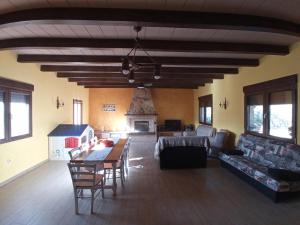 比利亚罗夫莱多Villa Nieves Bonillo的客厅配有桌椅和沙发