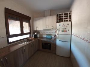 比利亚罗夫莱多Villa Nieves Bonillo的厨房配有白色冰箱和窗户。