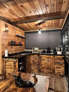 特拉布宗VİRA TAŞ KONAK的厨房配有木制橱柜和黑色台面