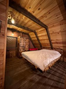 特拉布宗VİRA TAŞ KONAK的小木屋内的卧室,配有床