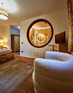 科莫米兰多拉科尔尼拉农家乐的客厅配有大镜子和沙发