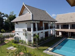 琅勃拉邦Madilao Hotel的享有带游泳池的别墅的空中景致