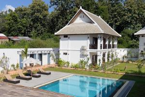 琅勃拉邦Madilao Hotel的一座房子,旁边设有游泳池