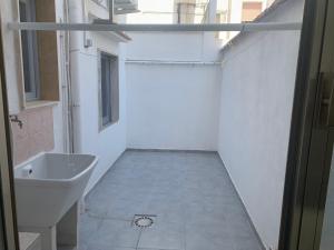 圣焦尔焦约尼科HOLIDAY PATRIZIA'S HOME 2.0的白色的浴室设有水槽和卫生间。