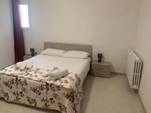 圣焦尔焦约尼科HOLIDAY PATRIZIA'S HOME 2.0的一间卧室配有一张带花卉床罩的床