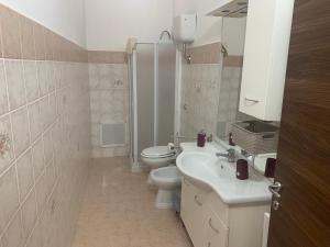 圣焦尔焦约尼科HOLIDAY PATRIZIA'S HOME 2.0的白色的浴室设有卫生间和水槽。