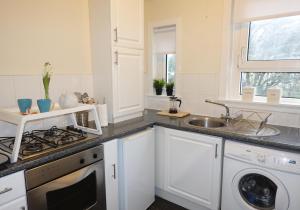 High BlantyreWelsh Drive Apartment by Klass Living Blantyre的白色的厨房配有水槽和洗碗机