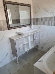 比勒陀利亚@336 Bourke的浴室配有盥洗盆、镜子和浴缸