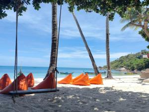 哈林海滩Little Paradise Haad Rin Koh Phangan的海滩上一群橙色帐篷