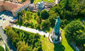 阿罗纳Villa San Carlo的公园雕像的空中景观