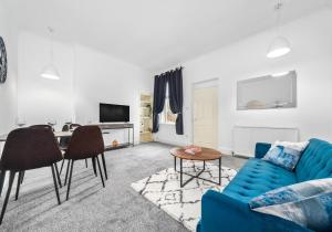 科特布里奇Garturk Apartment by Klass Living Coatbridge的客厅配有蓝色的沙发和桌子