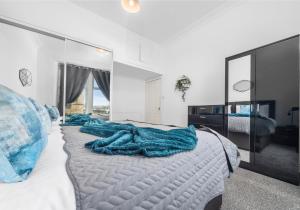 科特布里奇Garturk Apartment by Klass Living Coatbridge的一间卧室配有一张蓝色毯子
