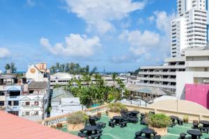 芭东海滩拉迈酒店的从带桌椅的建筑屋顶上欣赏美景