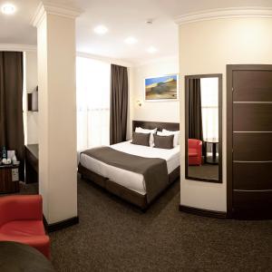 阿克套ZhanaOtel Hotel的酒店客房,配有床和镜子