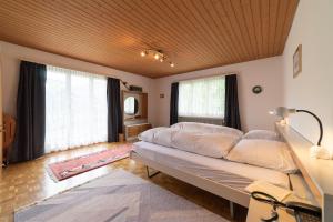 Alt Sankt JohannJambo Pua的一间卧室设有一张大床和两个窗户。