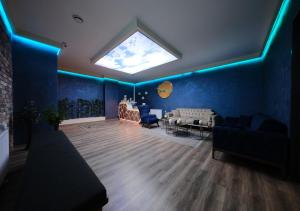 伊斯坦布尔The Sunshine Otel & SPA的客厅设有天窗和蓝色的墙壁。