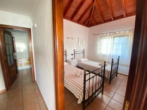 丰卡连特德拉帕尔马Villa Colon的带两张床的房间和一个带走廊的房间