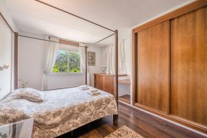 马略卡岛帕尔马Evamas的一间卧室设有一张床和一个窗口