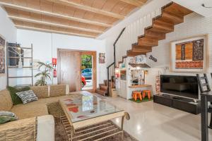 马略卡岛帕尔马Evamas的客厅配有沙发和桌子