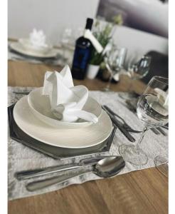 锡萨克帕诺尼伽酒店的一张桌子,上面有带餐巾的盘子