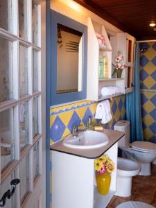 Almáciga卡萨那格公寓的一间带水槽和卫生间的浴室