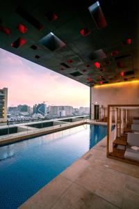 多哈Park Hyatt Doha的一座位于建筑屋顶的游泳池,享有美景