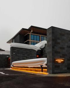 二世古Park Hyatt Niseko Hanazono的建筑的侧面有一张大床垫