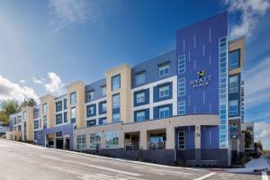 圣卡洛斯Hyatt Place San Carlos的街道上建筑物的 ⁇ 染