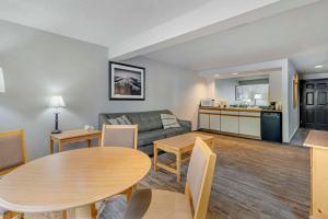 北康威格林格兰耐特酒店的客厅配有沙发和桌子