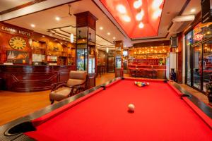 芭东海滩拉迈酒店的台球室、台球桌和酒吧