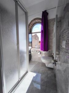 陶尔米纳Casa Viola - Al Centro的带淋浴、卫生间和盥洗盆的浴室