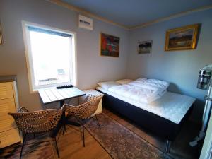 阿比斯库阿比斯科活动旅馆的卧室配有一张床、一张桌子和椅子