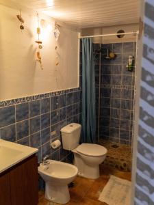 Almáciga卡萨那格公寓的浴室配有卫生间、盥洗盆和淋浴。