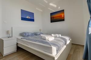普利拉卡Villa Miri III的一间卧室配有一张带两个枕头的床