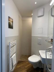 维也纳Versava Apartments的白色的浴室设有卫生间和水槽。