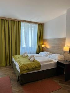 维也纳Versava Apartments的一间卧室配有一张大床和毛巾