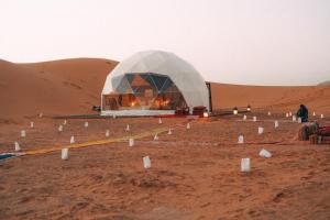 Al WāşilGolden Desert Camp Al Wasil的沙漠中的帐篷,里面着火