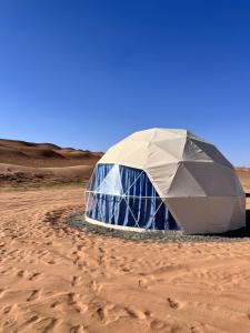 Al WāşilGolden Desert Camp Al Wasil的沙漠中的一个圆顶帐篷