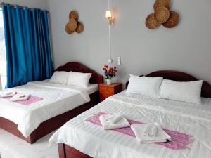贡布Kampot Nature Villa Resort的一间卧室配有两张带毛巾的床