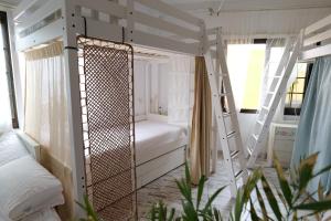 Almáciga卡萨那格公寓的一间卧室配有带梯子的双层床