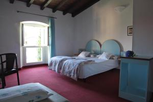 圣费利切德尔贝纳科圣费利丝酒店的一间卧室设有两张床和窗户。