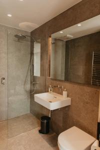 波特兰Clifftops Lodge的一间带水槽、淋浴和卫生间的浴室
