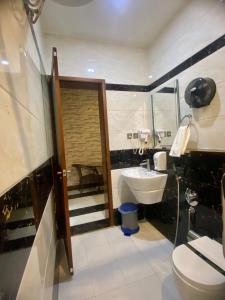 泰布克Aral Hotel Apartments的浴室配有白色卫生间和盥洗盆。